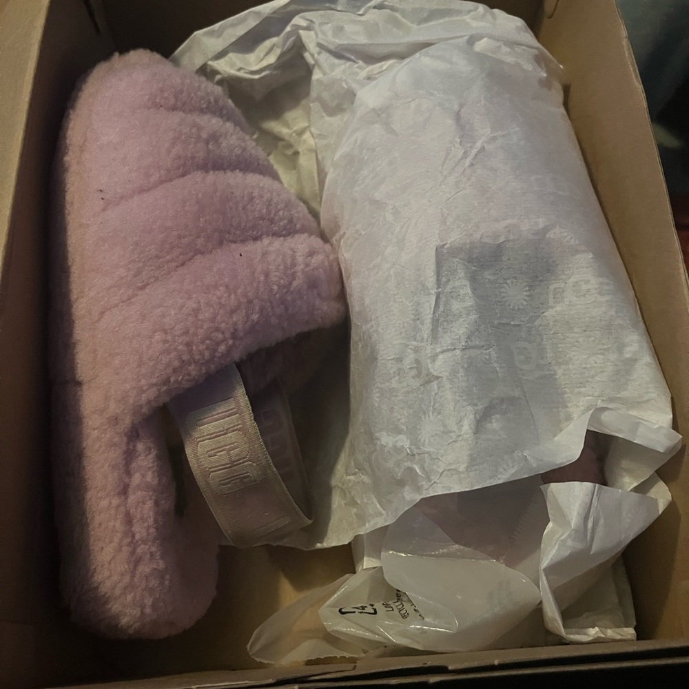 UGG SLIPPERS PSA: Foot Prints clawed into fur due to long time of having them.